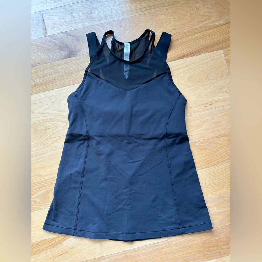 Lululemon workout top w mesh details. Size 6.